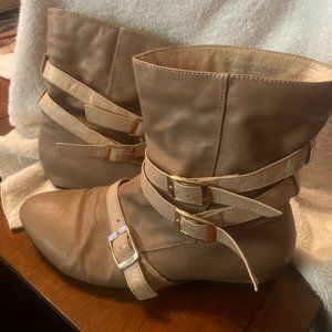 SHORT BOOTS TAN BUCKLES ARE DESIGN NICE BOOTS TAN